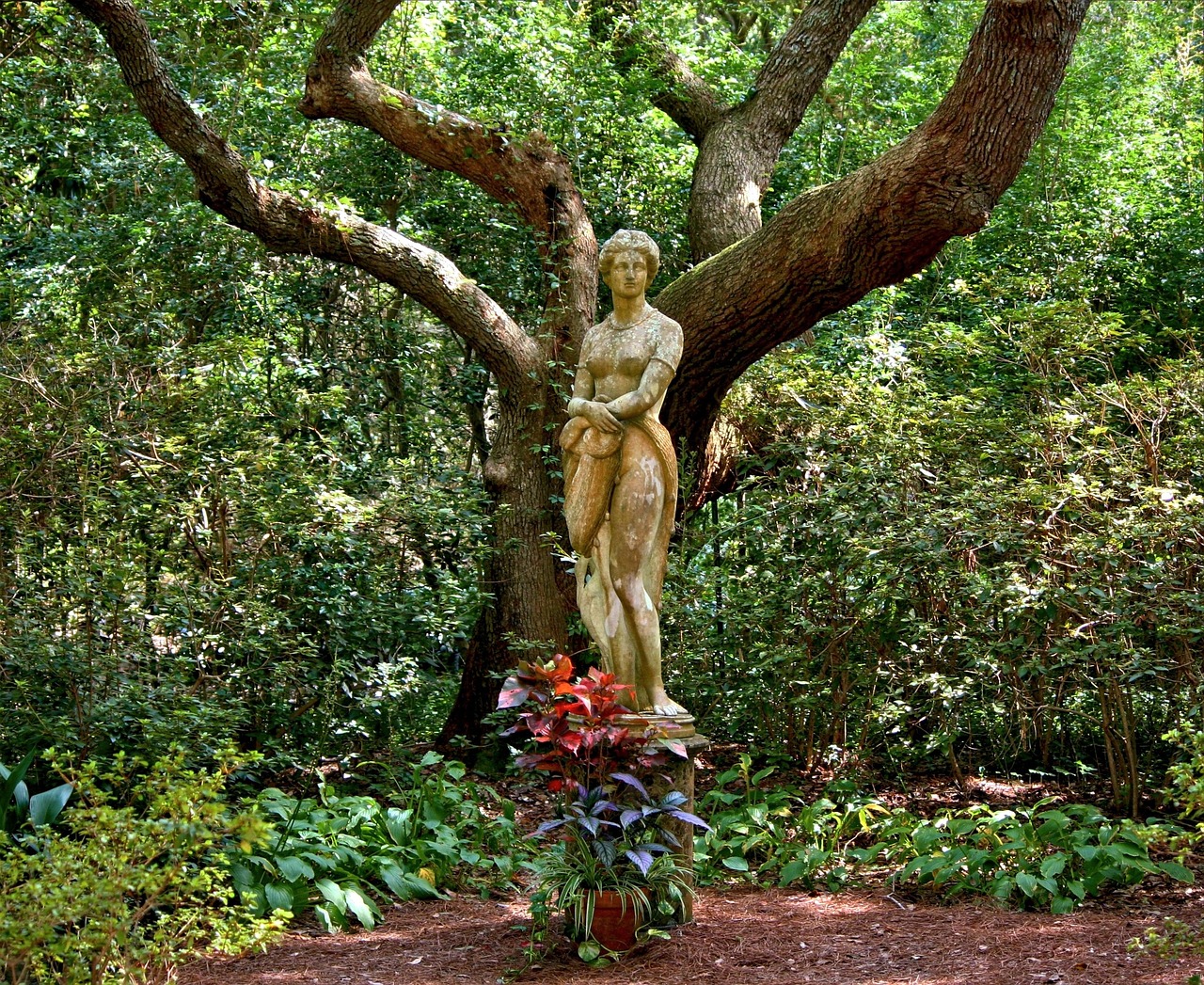 Garden sculpture, statue, woman — Enjoy Free Spins with Every No Deposit Casino Bonus