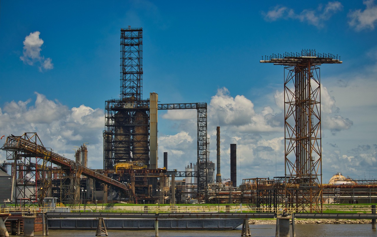 Oil refinery, industry, oil — The Two Best Income Generating Industries